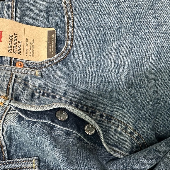 Levi’s Ribcage Straight Ankle Jeans
Size 26 - Picture 10 of 10